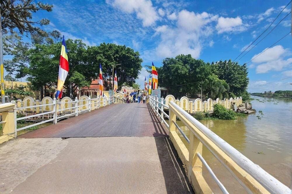 Cây cầu nhỏ rộng 3m dẫn vào chùa